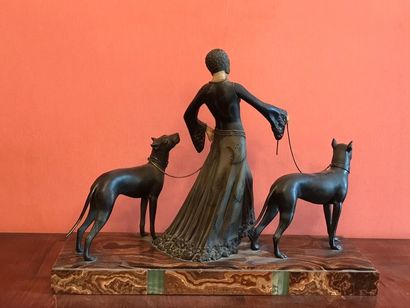 null *Georges GORI (XXème s.)
Elégantes aux dobermans
Sculpture en bronze et ivoirine,...