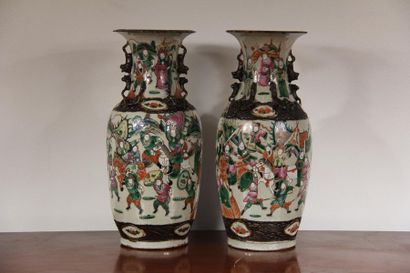 null *Paire de vases en faïence à décor polychrome de guerriers, Nankin XIXème s.
H...