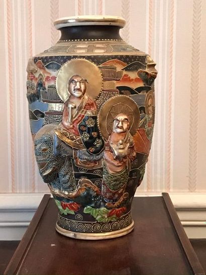 null *Vase en faîence à décor de guerriers, Satsuma
H : 32 cm.