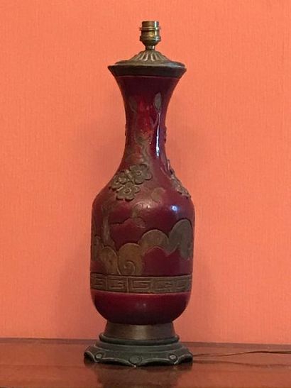 null *Pied de lampe en céramique à décor de fleurs, Extrême Orient
H : 48 cm.