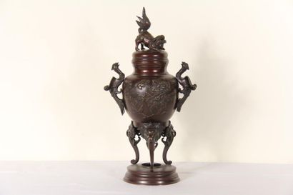 null *Brûle-parfum tripode en bronze patiné à deux anses en forme de phoenix,Chine.
H...