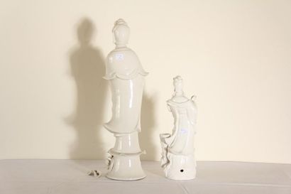 null *Deux guanines en porcelaine blanche
H : 31-49 cm. (accidents à l'une)