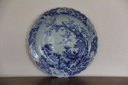 null Grand plat rond polylobé en porcelaine blanc bleu à décor de branchages, Chine.
D...