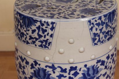 null Tabouret tambour en porceelaine blanc bleu, Chine
H : 47 D : 31 cm. (fêles)