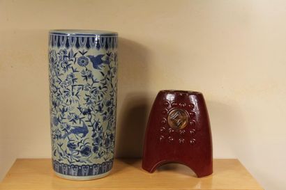 null Lot :
- Vase rouleau en porcelaine blanc bleu, Chine
H : 47 D : 22 cm.
- Petit...