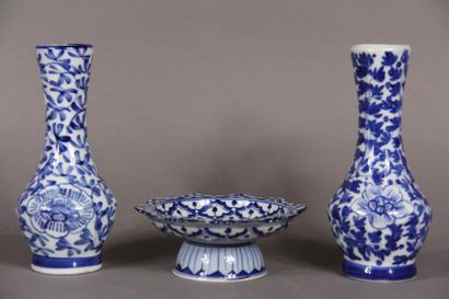 null Paire de vases et coupelle sur talon en porcelaine blanc-bleue, moderne