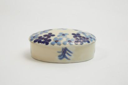 null *Camille THARAUD Limoges
Bonbonnière ovale en porcelaine blanche et fleurs bleues
H...