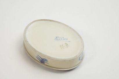 null *Camille THARAUD Limoges
Bonbonnière ovale en porcelaine blanche et fleurs bleues
H...