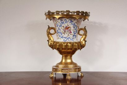 null *Vase sur piédouche à deux anses en porcelaine polychrome et doré à décor d'un...