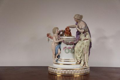 null *Groupe en porcelaine polychrome représentant Eros et Aphrodite entretenant...