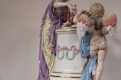 null *Groupe en porcelaine polychrome représentant Eros et Aphrodite entretenant...