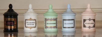 null Five moulded opaline ointment jars in various colours
H: 10 cm.