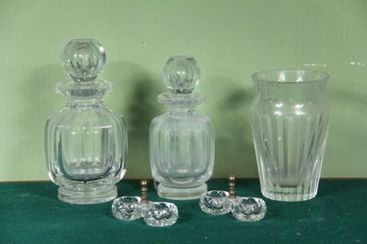 null BACCARAT
-Small crystal vase, H: 13.5 cm.
-Pair of double salt shakers
-Two...