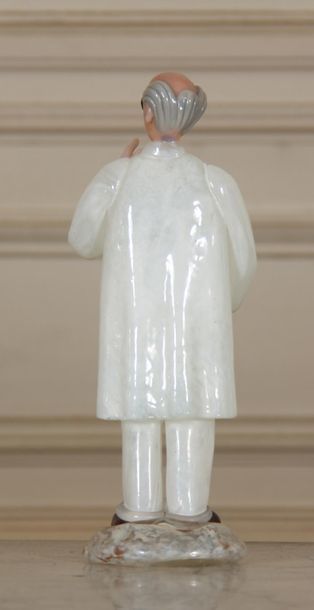 null Sculpture in polychrome glass representing a doctor, Czech work
H: 21 cm.