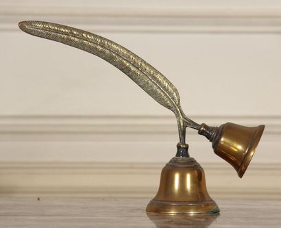 null Bronze double bell surmounted by a feather
L: 23 cm. (missing a clapper)