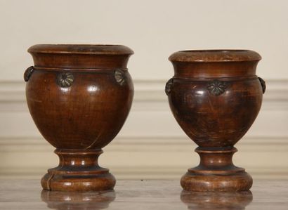 null Deux vases sur piédouche en bois naturel, éléments d'applique en métal
H : 10...