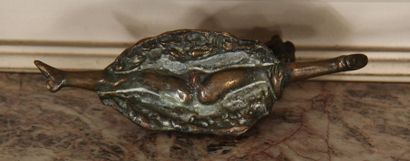null Deux sculptures érotiques en bronze représentant un phalus surmontant un arrière-train...