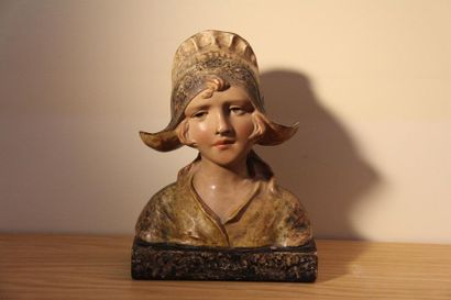 null Sculpture en plâtre à patine polychrome représentant le buste d'une bretonne
H...