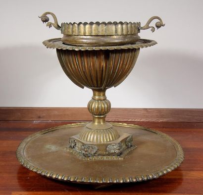 null Copper brazier and its tray
H: 67 D: 113 cm.