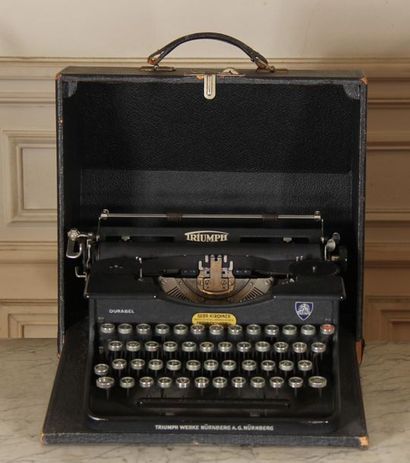 null TRIUMPH
Typewriter model Durabel, in its box
L: 25 P: 30 cm. (damaged handl...