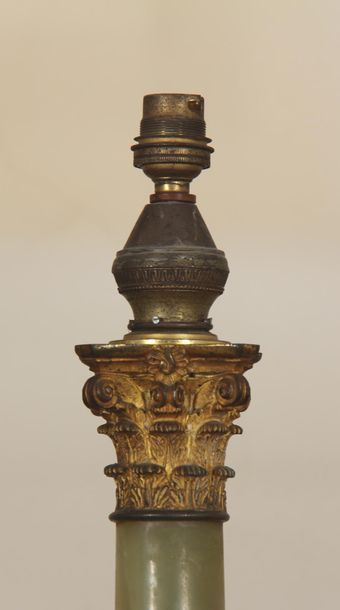 null Pied de lampe en bronze et onyx en forme de colonne
H : 55 cm. (éclats)