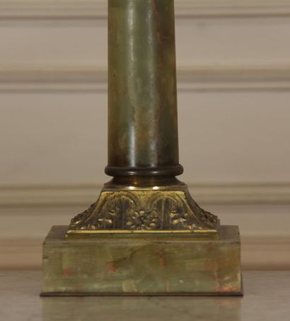 null Pied de lampe en bronze et onyx en forme de colonne
H : 55 cm. (éclats)