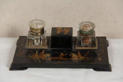 null Rectangular inkwell in black lacquered wood with golden chinese decoration,...