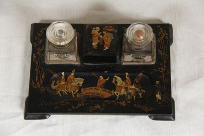 null Rectangular inkwell in black lacquered wood with golden chinese decoration,...