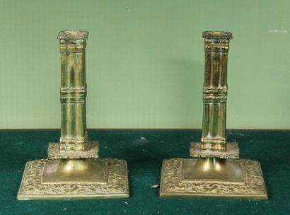 null Paire de bougeoirs en bronze style Louis XIII
H : 18 cm.