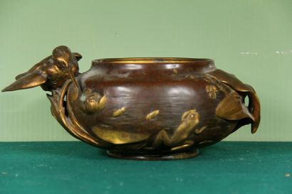 null J. DEBON (XIX-Xxème s.)
Cache-pot en bronze patiné à décor en relief d'une scène...
