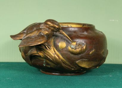 null J. DEBON (XIX-Xxème s.)
Cache-pot en bronze patiné à décor en relief d'une scène...