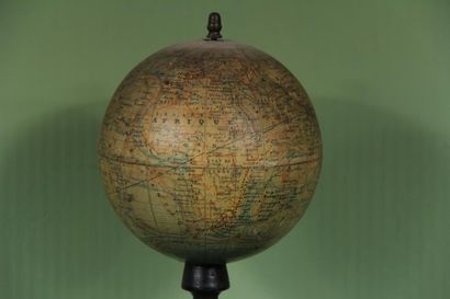 null J. FOREST
Globe on a black wooden base
H: 24 cm. (slight accidents)