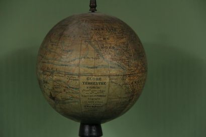 null J. FOREST
Globe terrestre sur un socle en bois noirçi
H : 24 cm. (légers ac...