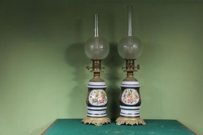 null Pair of oil lamps in polychrome porcelain with flower decoration, Napoleon III
H:...