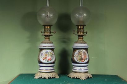 null Paire de lampes à pétrole en porcelaine polychrome à décor de fleurs, Napoléon...