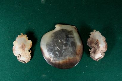 null Set of three mother-of-pearl shells:
- one engraved of the Holy Family by Reynolds,...