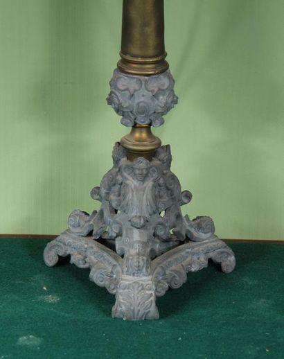 null Bougeoir tripode en bronze, époque Restauration, monté en lampe