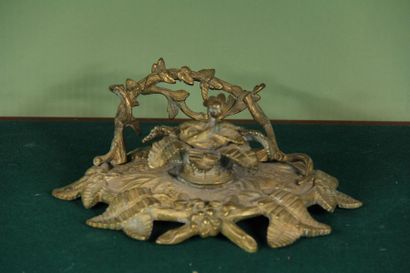 null Bronze inkwell with branch decoration
27 x 22 cm.