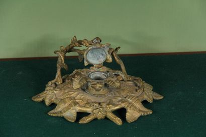 null Bronze inkwell with branch decoration
27 x 22 cm.