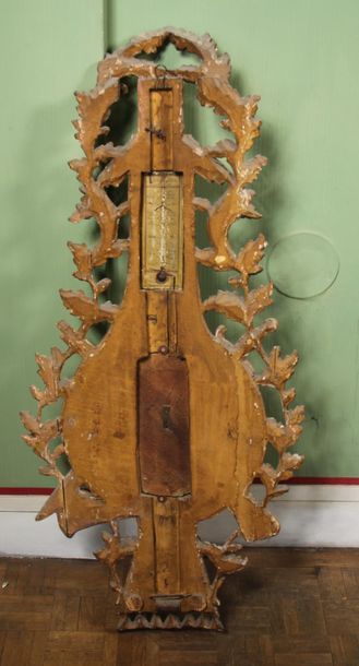 null Baromètre-thermomètre en bois sculpté doré, XVIIIème s.
100 x 48 cm. (accid...