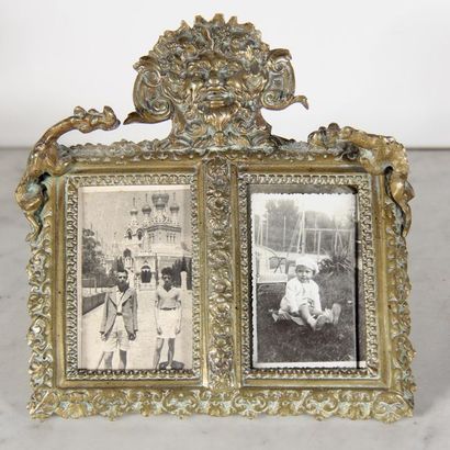 null Bronze double photo frame with Neo-Gothic decor
21 x 20 cm.