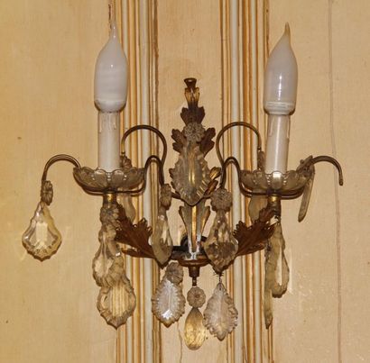 null Pair of metal wall lights and two-light pendant lights.
H: 35 cm.