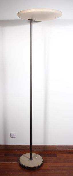null Floor lamp in black lacquered metal, round flat basin in white lacquered metal,...