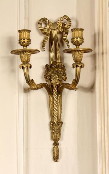 null Pair of two lights bronze sconces with knot decoration, Louis XVI style
H :...