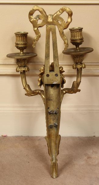 null Paire d'appliques en bronze à deux lumières à décor de nœuds, style Louis XVI
H...