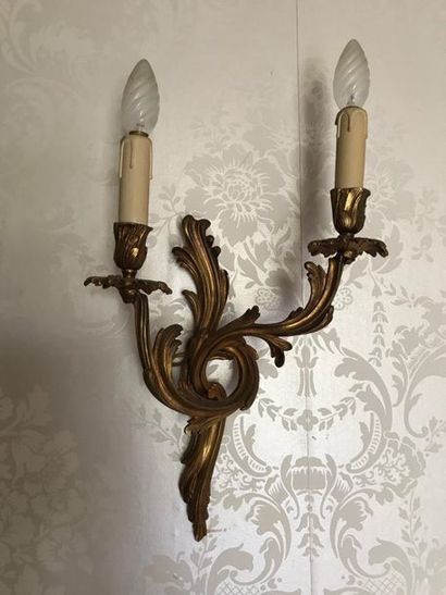 null Pair of two lights bronze wall lights, style Louis XV
H : 39 cm.