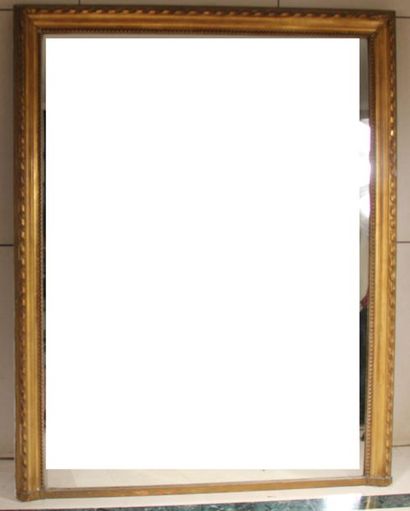 null Large gilded stucco wood mirror with ribboned frieze
184 x 148 cm. (acciden...