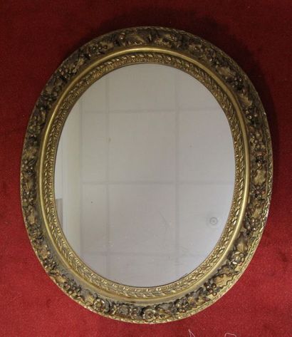 null Oval gilded carved wooden mirror with oak leaves and flowers
90 x 80 cm.