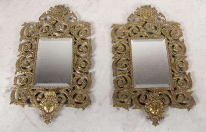null Paire de miroirs en bronze à décor de feuillages et mascarons, miroirs biseautés
46...