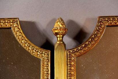 null Glace d'applique triptyque en métal doré orné de pommes de pin, stye Louis XVI
H...
